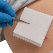 Kompresy z netkaného textilu nesterilní, 30g/4v, 100 ks